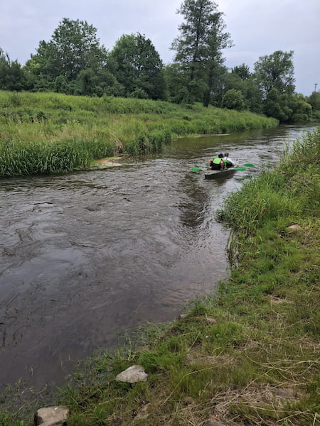 Kajak z dwójką kajakarzy na rzece Tanew